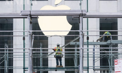 အမေရိကန်နိုင်ငံ နယူးယောက်မြို့ရှိ Apple အရောင်းပြခန်းတစ်ခုတွင် ပန်းသီးပုံ ကြော်ငြာဆိုင်းဘုတ် တပ်ဆင်နေသည်ကို ဇွန် ၁၂ ရက်ကတွေ့ရစဉ်(ဆင်ဟွာ)