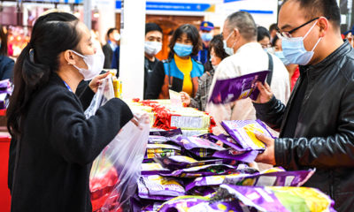 ၁၇ ကြိမ်မြောက် တရုတ်-အာဆီယံ ကုန်စည်ပြပွဲ တွင် ပြည်သူလူထုများ လာရောက်လည်ပတ်၍လကုန်ပစ္စည်းများ ဝယ်ယူနေစဉ်(ဆင်ဟွာ)