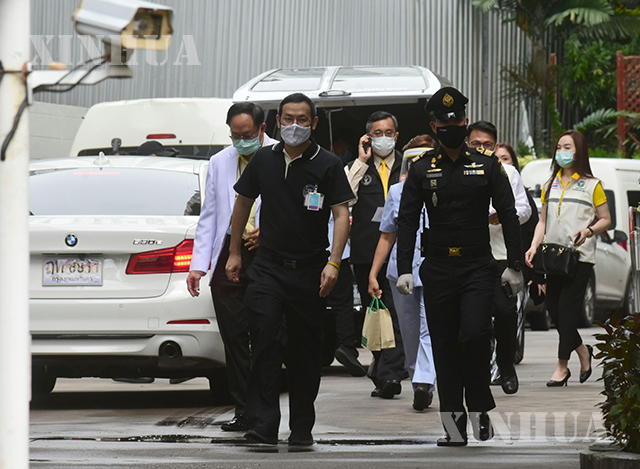 ထိုင်းနိုင်ငံ ဘန်ကောက် ကပ်ရောဂါထိန်းချုပ်ရေးစင်တာ ဝန်ထမ်းများက ကိုဗစ်လူနာတွေ့ရှိရာ အဆောက်အဦအနီးတွင် စစ်ဆေးမှုများပြုလုပ်နေသည်ကို ဇူလိုင် ၁၄ ရက်က တွေ့ရစဉ်(ဆင်ဟွာ )