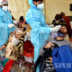 အိန္ဒိယနိုင်ငံ နယူးဒေလီ ဘတ်စ်ကားဂိတ်တစ်ခုတွင် ကိုရိုနာဗိုင်းရပ်စ်စစ်ဆေးရန်အတွက် ဓါတ်ခွဲနမူနာရယူနေသည်ကို ဒီဇင်ဘာ ၁၉ ရက်က တွေ့ရစဉ်(ဆင်ဟွာ)