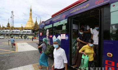 ရန်ကုန်မြို့တွင် နှာခေါင်းစည်း တပ်ဆင်သွားလာသူများအား တွေ့ရစဉ်(ဆင်ဟွာ)