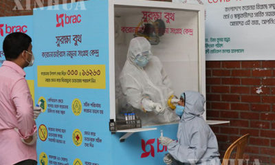 ဘင်္ဂလားဒေ့ရှ်နိုင်ငံ ဒါကာမြို့ရှိ ဆေးရုံတစ်ရုံတွင် COVID-19 စစ်ဆေးရန်အတွက် ကျန်းမာရေးဝန်ထမ်းတစ်ဦးက နှာခေါင်းတို့ဖတ်နမူနာ ရယူနေစဉ် (ဆင်ဟွာ)