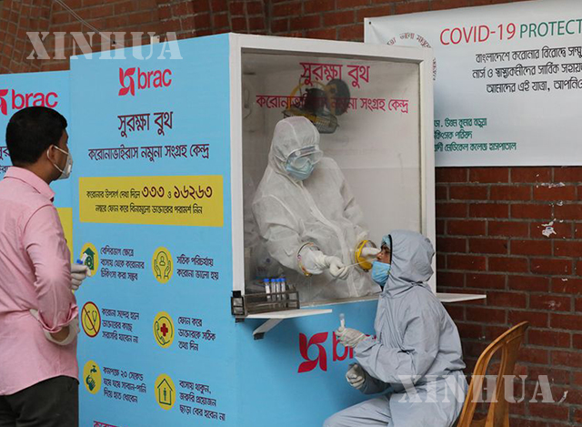 ဘင်္ဂလားဒေ့ရှ်နိုင်ငံ ဒါကာမြို့ရှိ ဆေးရုံတစ်ရုံတွင် COVID-19 စစ်ဆေးရန်အတွက် ကျန်းမာရေးဝန်ထမ်းတစ်ဦးက နှာခေါင်းတို့ဖတ်နမူနာ ရယူနေစဉ် (ဆင်ဟွာ)