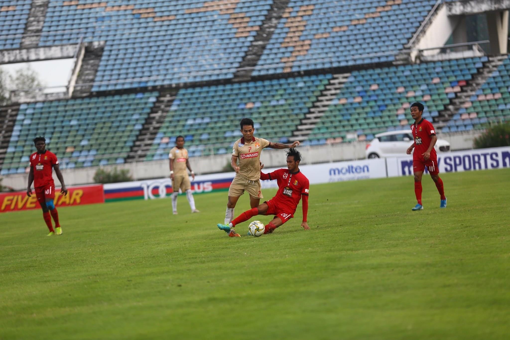 Myanmar National League ကလပ်အသင်း ၂သင်းမှ ကစားသမားများ ယှဉ်ပြိုင်ကစားနေသည်ကို တွေ့ရစဉ် (ဓာတ်ပုံ-- Myanmar National League)