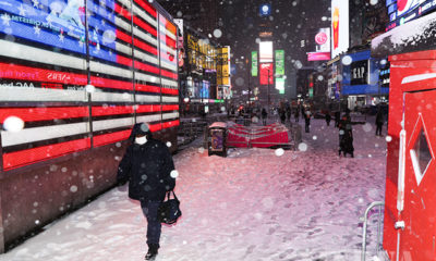 အမေရိကန်နိုင်ငံ နာမည်ကျော် Times Square တွင် လူတစ်ဦး နှာခေါင်းစည်းတပ်၍ သွားလာနေသည်ကို မြင်တွေ့ရစဉ်(ဆင်ဟွာ)