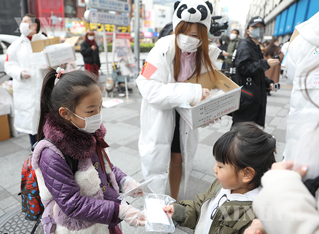 ဂျပန်နိုင်ငံ တိုကျိုမြို့တွင် စေတနာ့ဝန်ထမ်းများက ပါးစပ်နှာခေါင်းစည်းများ အခမဲ့ဝေငှပေးနေသည်ကို ဖေဖော်ဝါရီ ၂၉ ရက်က တွေ့ရစဉ်(ဆင်ဟွာ)