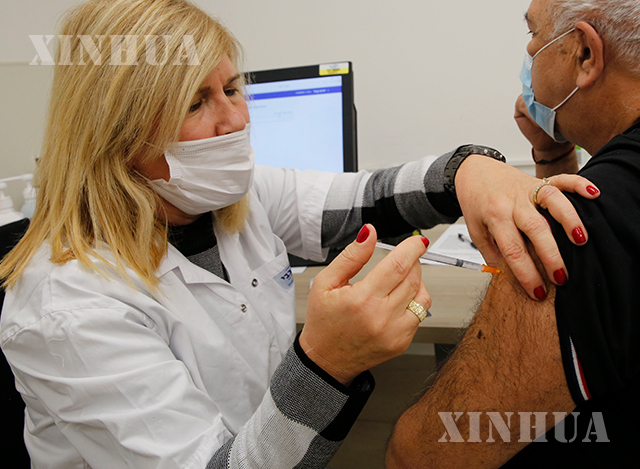 အစ္စရေးနိုင်ငံ အလယ်ပိုင်း Modiinမြို့တွင် အမျိုးသားတစ်ဦးအား ကိုရိုနာဗိုင်းရပ်စ်ကာကွယ်ဆေးထိုးနှံပေးနေသည်ကို ဒီဇင်ဘာ ၂၇ ရက်က တွေ့ရစဉ်(ဆင်ဟွာ)