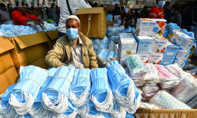 ဘင်္ဂလားဒေ့ရှ်နိုင်ငံ ဒါကာမြို့ရှိ လက်ကားအရောင်း ဈေးကြီးတစ်ခုတွင် နှာခေါင်းစည်းများ ရောင်းချနေသည်ကို ဒီဇင်ဘာ ၂၇ ရက်က တွေ့ရစဉ်(ဆင်ဟွာ)