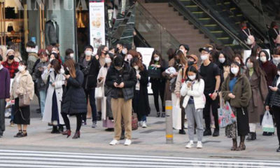ဂျပန်နိုင်ငံ တိုကျိုမြို့ရှိ မီးနီနေသော မီးပွိုင့်တစ်ခုရှေ့တွင် လမ်းဖြတ်ကူးရန်စောင့်ဆိုင်းနေသည့် နှာခေါင်းစည်းတပ်ဆင်ထားသူများကို တွေ့ရစဉ် (ဆင်ဟွာ)