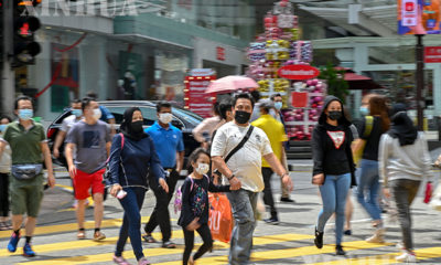 မလေးရှားနိုင်ငံ ကွာလာလမ်ပူမြို့တွင် ဒီဇင်ဘာ ၂၈ ရက်က လူများ နှာခေါင်းစည်းတပ်၍ သွားလာနေသည်ကို မြင်တွေ့ရစဉ်(ဆင်ဟွာ)