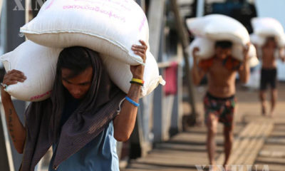 ရန်ကုန်မြို့ရှိ ဆိပ်ကမ်းတစ်ခု၌ ဆန်အိတ်ထမ်းနေသော အလုပ်သမားများအား တွေ့ရစဉ်(ဆင်ဟွာ)