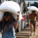 ရန်ကုန်မြို့ရှိ ဆိပ်ကမ်းတစ်ခု၌ ဆန်အိတ်ထမ်းနေသော အလုပ်သမားများအား တွေ့ရစဉ်(ဆင်ဟွာ)