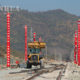 တရုတ်-လာအိုရထားလမ်းပိုင်း လွမ်ပရာဘွမ်ဘူတာကြီးတွင် ရထားလမ်းခင်း ဆောက်လုပ်ရေးလုပ်ငန်းခွင်အား ဒီဇင်ဘာ ၂၉ ရက်က တွေ့ရစဉ်(ဆင်ဟွာ)