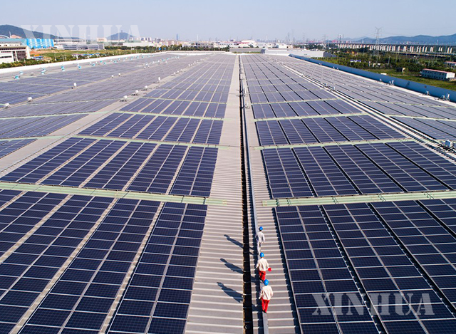 တရုတ်နိုင်ငံ အရှေ့ပိုင်း ကျဲ့ကျန်း (Zhejiang) ပြည်နယ် Huzhou တွင် လျှပ်စစ်ဓာတ်အားထုတ်လုပ်ပေးသည့် နေရောင်ခြည်စွမ်းအင်သုံး ဆိုလာပြားများ တပ်ဆင်ထားသည်ကိုတွေ့ရစဉ်(ဆင်ဟွာ)