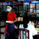COVID-19 ပထမလှိုင်းကာလတွင် ရန်ကုန်မြို့ရှိ လက်ဖက်ရည်ဆိုင်တစ်ဆိုင် အတွင်းပိုင်းကို တွေ့ရစဉ်။ (ဆင်ဟွာ)