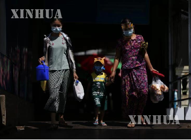 ရန်ကုန်မြို့၌ နှာခေါင်းစည်း တပ်ဆင်၍သွားလာနေသူများအား တွေ့ရစဉ်(ဆင်ဟွာ)