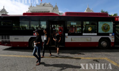 ဘတ်စ်ကားမှတ်တိုင်တွင် YBS ယာဉ်ပေါ်မှ ဆင်းလာသော ခရီးသည်အချို့အားတွေ့ရစဉ် (ဆင်ဟွာ)
