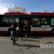 ဘတ်စ်ကားမှတ်တိုင်တွင် YBS ယာဉ်ပေါ်မှ ဆင်းလာသော ခရီးသည်အချို့အားတွေ့ရစဉ် (ဆင်ဟွာ)