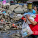 ဖိလစ်ပိုင်နိုင်ငံ မာရီကီနာမြို့တွင် Vamco တိုင်ဖွန်းမုန်တိုင်း တိုက်ခတ်ခဲ့ပြီး ရေကြီးရေလျှံမှုကြောင့် ပျက်စီးနေသည့်နေအိမ်သို့ ထောက်ပံ့ပစ္စည်းများကို ယူဆောင်လျက် ပြန်လာနေသူ ဒေသခံတစ်ဦးကို နိုဝင်ဘာ ၁၉ ရက်က တွေ့ရစဉ် (ဆင်ဟွာ)