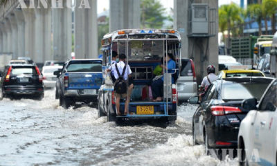 ထိုင်းနိုင်ငံ ဘန်ကောက်မြို့တွင် မိုးသည်းထန်စွာရွာသွန်းမှုကြောင့် ရေဖုံးလွှမ်းနေသည့် လမ်းပေါ်တွင် မော်တော်ယာဉ်များသွားလာနေသည်ကို တွေ့ရစဉ် (ဆင်ဟွာ)