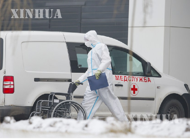 ရုရှားနိုင်ငံ မော်စကိုမြို့ ပြင်ပ Kommunarka ရှိ ဆေးရုံတစ်ရုံတွင် ဘီးတပ်ကုလားထိုင်ကို တွန်းနေသည့် အကာအကွယ်ဝတ်စုံဝတ်ဆင်ထားသော ကျန်းမာရေးဝန်ထမ်းတစ်ဦးကို တွေ့ရစဉ် (ဆင်ဟွာ)