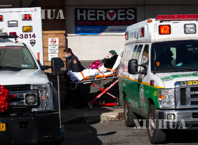 အမေရိကန်နိုင်ငံ နယူးယောက်တွင် လူနာတစ်ဦးအား ဆေးရုံသို့ ပို့ဆောင်ပေးနေသည်ကို ဒီဇင်ဘာ ၃ ရက်က တွေ့ရစဉ် (ဆင်ဟွာ)