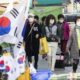 တောင်ကိုရီးယားနိုင်ငံ ဒယ်ဂူးမြို့ရှိ Seomun ဈေးထဲတွင် နှာခေါင်းစည်းတပ်ဆင်၍ သွားလာနေကြသူများအား ၂၀၂၀ ပြည့်နှစ် မတ် ၁၇ ရက်က တွေ့ရစဉ်(ဆင်ဟွာ)