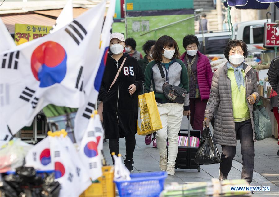 တောင်ကိုရီးယားနိုင်ငံ ဒယ်ဂူးမြို့ရှိ Seomun ဈေးထဲတွင် နှာခေါင်းစည်းတပ်ဆင်၍ သွားလာနေကြသူများအား ၂၀၂၀ ပြည့်နှစ် မတ် ၁၇ ရက်က တွေ့ရစဉ်(ဆင်ဟွာ)