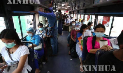 ရန်ကုန်မြို့၌ နှာခေါင်းစည်း တပ်ဆင်၍ သွားလာနေသူများအား တွေ့ရစဉ်(ဆင်ဟွာ)