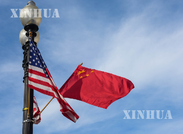 အမေရိကန်နိုင်ငံ ဝါရှင်တန်ဒီစီမြို့တွင် တရုတ်နိုင်ငံအလံ နှင့် အမေရိကန်နိုင်ငံအလံအား ပူးတွဲလွှင့်ထူထားသည်ကို တွေ့ရစဉ်(ဆင်ဟွာ)