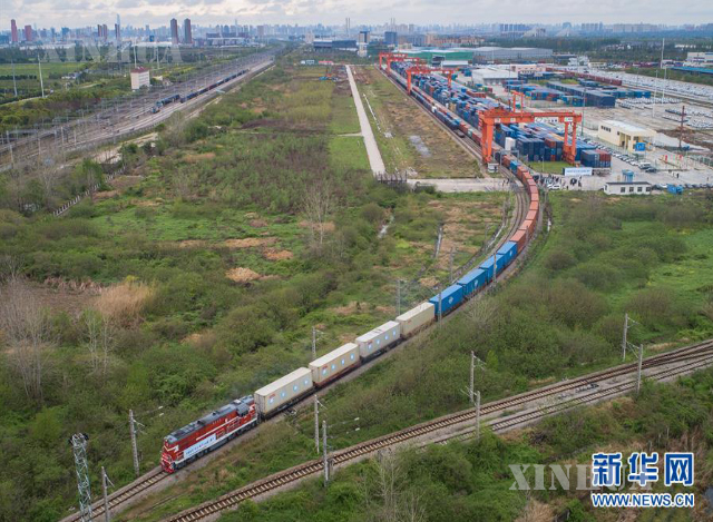 တရုတ်နိုင်ငံ ဝူဟန့်မြို့ မှ ဂျာမနီနိုင်ငံ Duisburg မြို့သို့ ထွက်ခွာသွားသည့် ရထားခရီးစဉ် မှတ် X8015/6 ထွက်ခွာသွားစဉ် (ဆင်ဟွာ)
