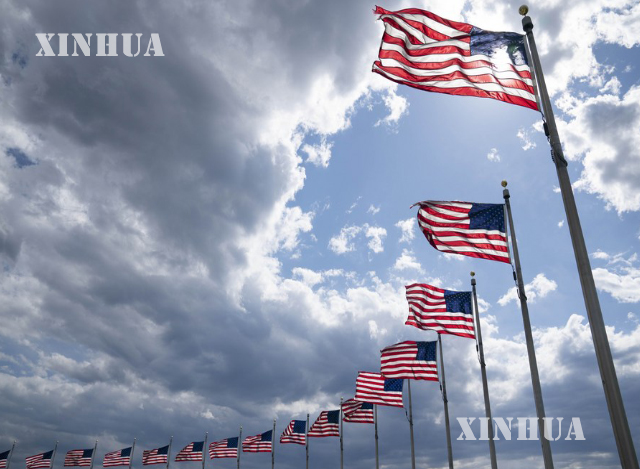 အမေရိကန်နိုင်ငံ ဝါရှင်တန်ဒီစီမြို့၌ အမေရိကန်အလံများလွှင့်ထူထားသည်ကို ၂၀၂၀ ပြည့်နှစ် ဧပြီ ၂၁ ရက်ကတွေ့ရစဉ်(ဆင်ဟွာ)