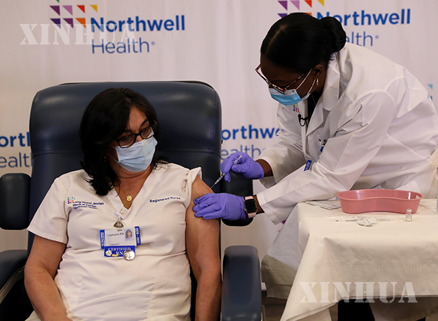 အမေရိကန်နိုင်ငံ နယူးယောက်မြို့တွင် ကိုရိုနာဗိုင်းရပ်စ်ကာကွယ်ဆေးထိုးနှံမှုများလုပ်ဆောင်ပေးနေသည်ကို ဒီဇင်ဘာ ၁၄ ရက်က တွေ့ရစဉ် (ဆင်ဟွာ)