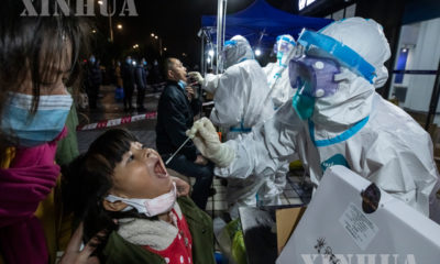 တရုတ်နိုင်ငံ စီချွမ်းပြည်နယ် ချိန်တူးမြို့တွင် ကိုရိုနာဗိုင်းရပ်စ် Nucleic acidစစ်ဆေးနေမှုများကို ဒီဇင်ဘာ ၁၁ ရက် ညပိုင်းက တွေ့ရစဉ်(ဆင်ဟွာ)