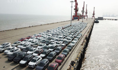 တရုတ်နိုင်ငံ အရှေ့ပိုင်း ရှန်ဟိုင်းမြို့ Lingang ဧရိယာရှိ ဆိပ်ကမ်းတစ်ခုတွင် သင်္ဘောဖြင့်တင်ပို့ရန် စောင့်ဆိုင်းနေသော ကားသစ်များကို တွေ့ရစဉ် (ဆင်ဟွာ)