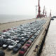 တရုတ်နိုင်ငံ အရှေ့ပိုင်း ရှန်ဟိုင်းမြို့ Lingang ဧရိယာရှိ ဆိပ်ကမ်းတစ်ခုတွင် သင်္ဘောဖြင့်တင်ပို့ရန် စောင့်ဆိုင်းနေသော ကားသစ်များကို တွေ့ရစဉ် (ဆင်ဟွာ)