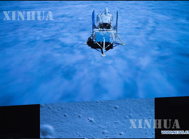 Chang'e-5 အာကာသယာဉ် လမျက်နှာပြင်ပေါ်သို့ ဆင်းသက်နေသည်ကို တရုတ်နိုင်ငံ ပေကျင်းမြို့ရှိ ပေကျင်း အာကာသထိန်းချုပ်ရေးစင်တာ (BACC) မှ ဒီဇင်ဘာ ၁ ရက်တွင် ဓာတ်ပုံရိုက်ယူထားစဉ် (ဆင်ဟွာ)