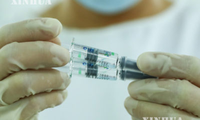 တရုတ်နိုင်ငံ မြို့တော်ပေကျင်းရှိ Beijing Biological Products Institute ကုမ္ပဏီလီမိတက်တွင် COVID-19 ကာကွယ်ဆေး (COVID-19 inactivated vaccine) ထုပ်ပိုးမှုစက်ရုံ လုပ်ငန်းခွင်ကို ဒီဇင်ဘာ ၂၅ ရက်က တွေ့ရစဉ် (ဆင်ဟွာ)
