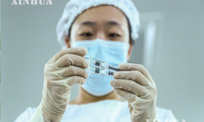 တရုတ်နိုင်ငံ ပေကျင်းမြို့တော်ရှိ ပေကျင်း ဇီဝဗေဒဆိုင်ရာ ထုတ်ကုန်များအင်စတီကျူ့ ကုမ္ပဏီလီမိတက်၏ ထုပ်ပိုးစက်ရုံတွင် COVID-19 ကာကွယ်ဆေး (inactivated vaccine) ထုပ်ပိုးမှုအရည်အသွေးကို စစ်ဆေးနေသည့် ဝန်ထမ်းတစ်ဦးအား တွေ့ရစဉ် (ဆင်ဟွာ)
