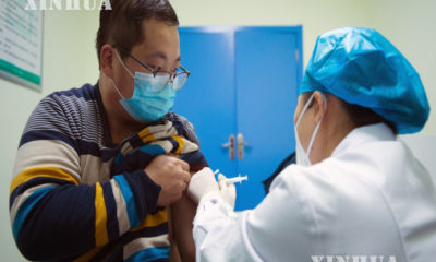 တရုတ်နိုင်ငံ အနောက်မြောက်ပိုင်း ဆန်ရှီးပြည်နယ် ရှီးရှန့်ရှိ တိကျန်း ကျန်းမာရေးစင်တာတွင် ‌လေဆိပ်ဝန်ထမ်းတစ်ဦးအား COVID-19 ကာကွယ်ဆေး ထိုးပေးနေသည်ကို ဒီဇင်ဘာ ၂၅ ရက်က တွေ့ရစဉ်(ဆင်ဟွာ)