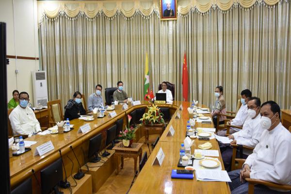Virtual စနစ်ဖြင့်ကျင်းပပြုလုပ်သော (၁၉) ကြိမ်မြောက် မြန်မာ-တရုတ်နယ်စပ်ကုန်သွယ်ရေး (အွန်လိုင်း)ကုန်စည်ပြပွဲသို့ တက်ရောက်ကြသူများအား တွေ့ရစဉ်(ဓာတ်ပုံ - Ministry of Commerce)