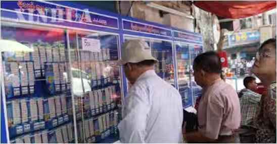 ရန်ကုန်မြို့တွင်းရှိ ထီအရောင်းဆိုင်တစ်ဆိုင်အား တွေ့ရစဉ် (ဆင်ဟွာ)