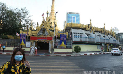 ရန်ကုန်မြို့တွင် နှာခေါင်းစည်းဖြင့် သွားလာနေကြသူများအားတွေ့ရစဉ် (ဆင်ဟွာ)