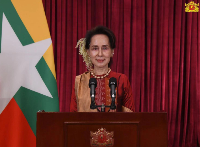 နိုင်ငံတော်၏ အတိုင်ပင်ခံပုဂ္ဂိုလ် ဒေါ်အောင်ဆန်းစုကြည်က အခမ်းအနားတွင် အဖွင့်အမှာစကား ပြောကြားစဉ်(ဓာတ်ပုံ - Myanmar State Counsellor Office)
