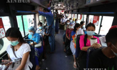 ရန်ကုန်မြို့၌ နှာခေါင်းစည်း တပ်ဆင်၍ သွားလာသူများအား တွေ့ရစဉ်(ဆင်ဟွာ)
