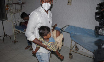 အိန္ဒိယနိုင်ငံ အီလုရူမြို့တွင် ရောဂါဖြစ်ပွားသော ကလေးငယ်တစ်ဦးအား ဆေးရုံသို့ပို့ဆောင်ပေးနေသည်ကို တွေ့ရစဉ် (ဓါတ်ပုံ-အင်တာနက်)
