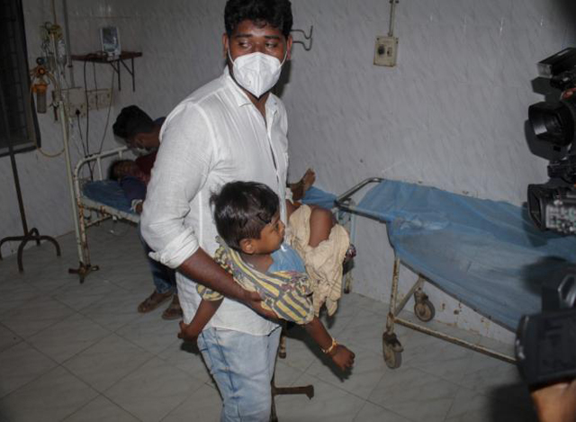 အိန္ဒိယနိုင်ငံ အီလုရူမြို့တွင် ရောဂါဖြစ်ပွားသော ကလေးငယ်တစ်ဦးအား ဆေးရုံသို့ပို့ဆောင်ပေးနေသည်ကို တွေ့ရစဉ် (ဓါတ်ပုံ-အင်တာနက်)