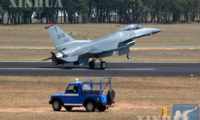 အိန္ဒိယနိုင်ငံ ဘန်ဂလာရုရှိ Yelahanka လေတပ်အခြေစိုက်စခန်းတွင် ၂၀၁၉ ခုနှစ် ဖေဖော်ဝါရီ ၂၀ ရက်က ပြုလုပ်သည့် ၂၀၁၉ အိန္ဒိယလေကြောင်းပြပွဲ၌ အမေရိကန်နိုင်ငံထုတ် F-16 ဂျက်တိုက်လေယာဉ် တစ်စင်း မြေပြင်မှ စတင်ပျံတက်စဉ် (Xinhua/Stringer)