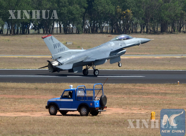 အိန္ဒိယနိုင်ငံ ဘန်ဂလာရုရှိ Yelahanka လေတပ်အခြေစိုက်စခန်းတွင် ၂၀၁၉ ခုနှစ် ဖေဖော်ဝါရီ ၂၀ ရက်က ပြုလုပ်သည့် ၂၀၁၉ အိန္ဒိယလေကြောင်းပြပွဲ၌ အမေရိကန်နိုင်ငံထုတ် F-16 ဂျက်တိုက်လေယာဉ် တစ်စင်း မြေပြင်မှ စတင်ပျံတက်စဉ် (Xinhua/Stringer)