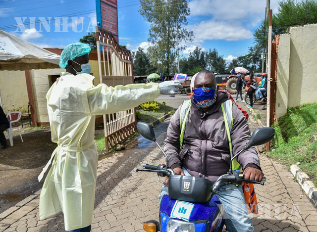 ကင်ညာနိုင်ငံ နာကူရူမြို့ရှိ Nakuru County Level 5 ဆေးရုံသို့ လာရောက်သူအား ခန္ဓာကိုယ်အပူချိန်တိုင်းတာနေသည်ကို တွေ့ရစဉ် (ဆင်ဟွာ)